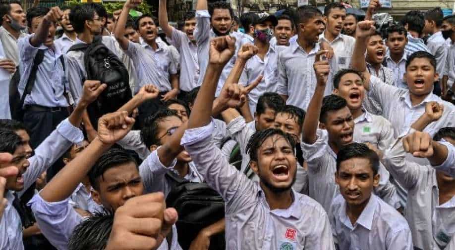 Bangladesh: Hundreds of school students face attack in road safety protest - Vimarsana News
