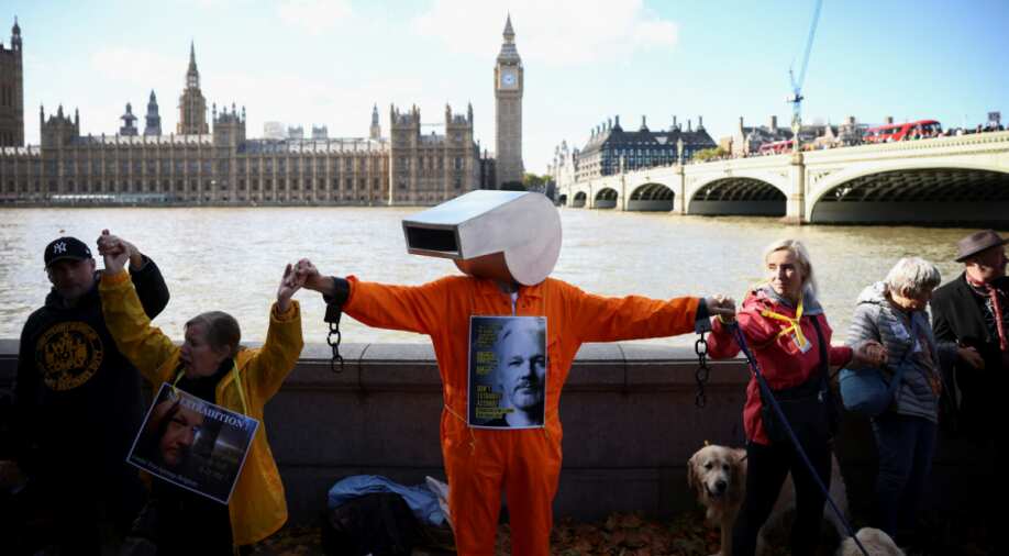 Hundreds form human chain around UK parliament protesting against Julian Assange extradition - Vimarsana News