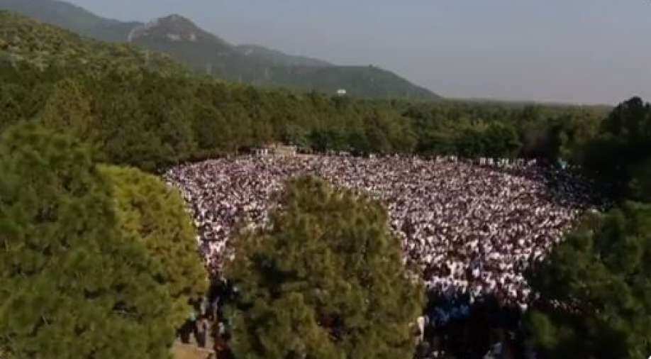 Thousands of Pakistanis attend senior journalist Arshad Sharif's funeral, politicians demand probe - Vimarsana News